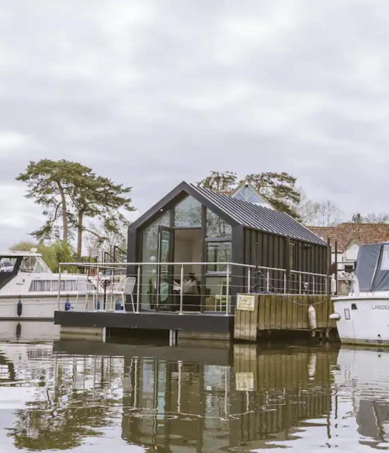 Water Cabin With Water Sports Equipment And Bikes, Bath ブリストル エクステリア 写真