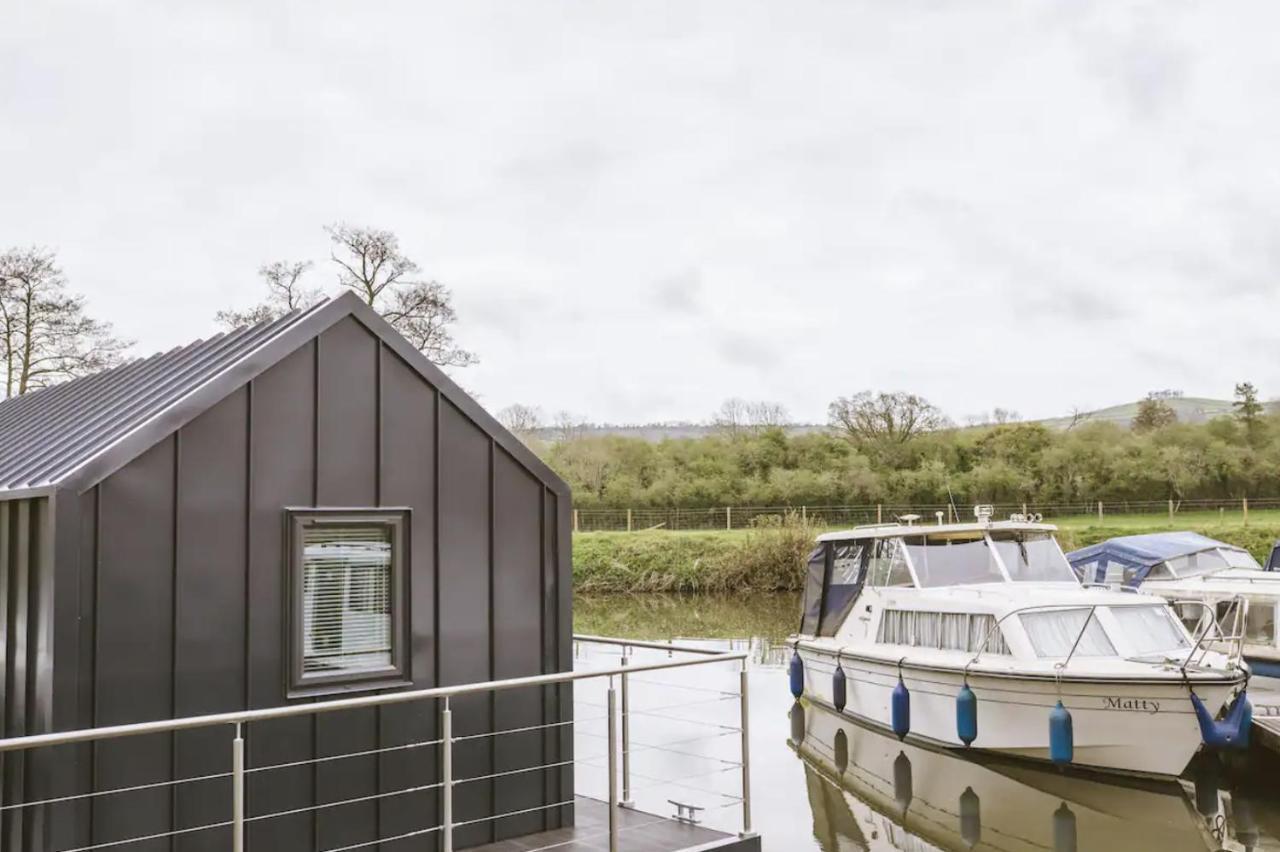 Water Cabin With Water Sports Equipment And Bikes, Bath ブリストル エクステリア 写真