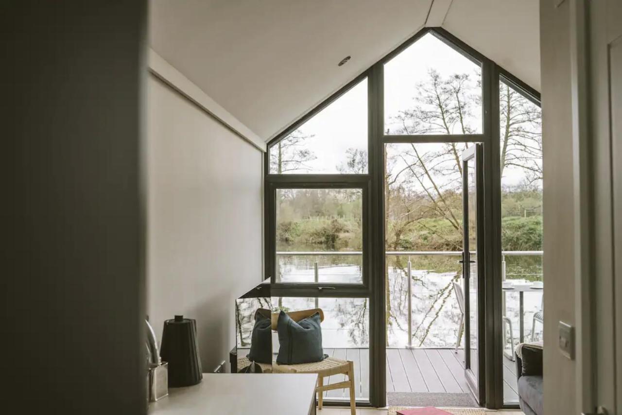 Water Cabin With Water Sports Equipment And Bikes, Bath ブリストル エクステリア 写真