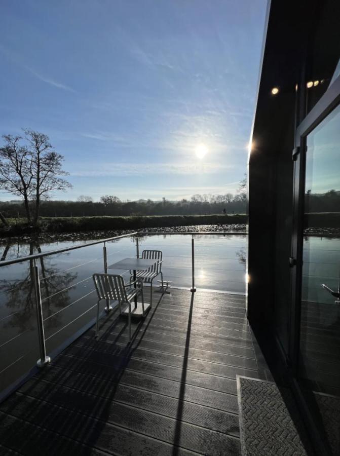 Water Cabin With Water Sports Equipment And Bikes, Bath ブリストル エクステリア 写真