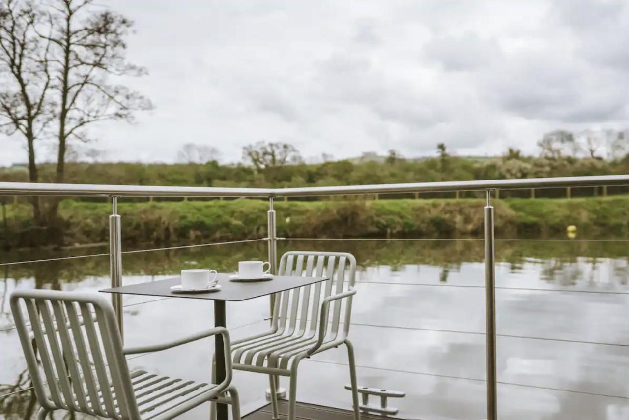 Water Cabin With Water Sports Equipment And Bikes, Bath ブリストル エクステリア 写真